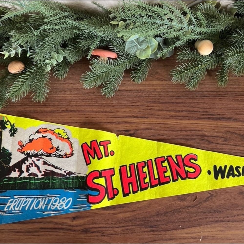 MT. ST. HELENS WASH PENNANT FELT FLAG